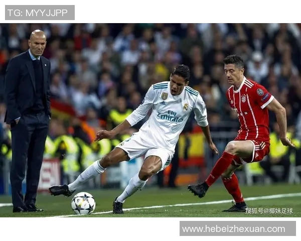 足球明星利用保健球增强身体素质 力求在比赛中保持最佳状态 足球明星利用保健球增强身体素质 力求在比赛中保持最佳状态